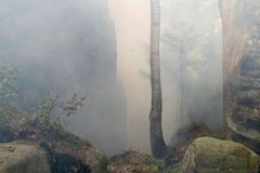 Hasiči zasahovali u lesního požáru ve skalách na Broumovsku, vypomáhal vrtulník
