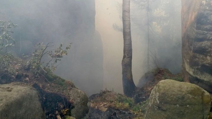 Hasiči zasahují u lesního požáru ve skalách na Broumovsku, vypomáhá vrtulník; Zdroj foto: Hasičský záchranný sbor Královéhradeckého kraje