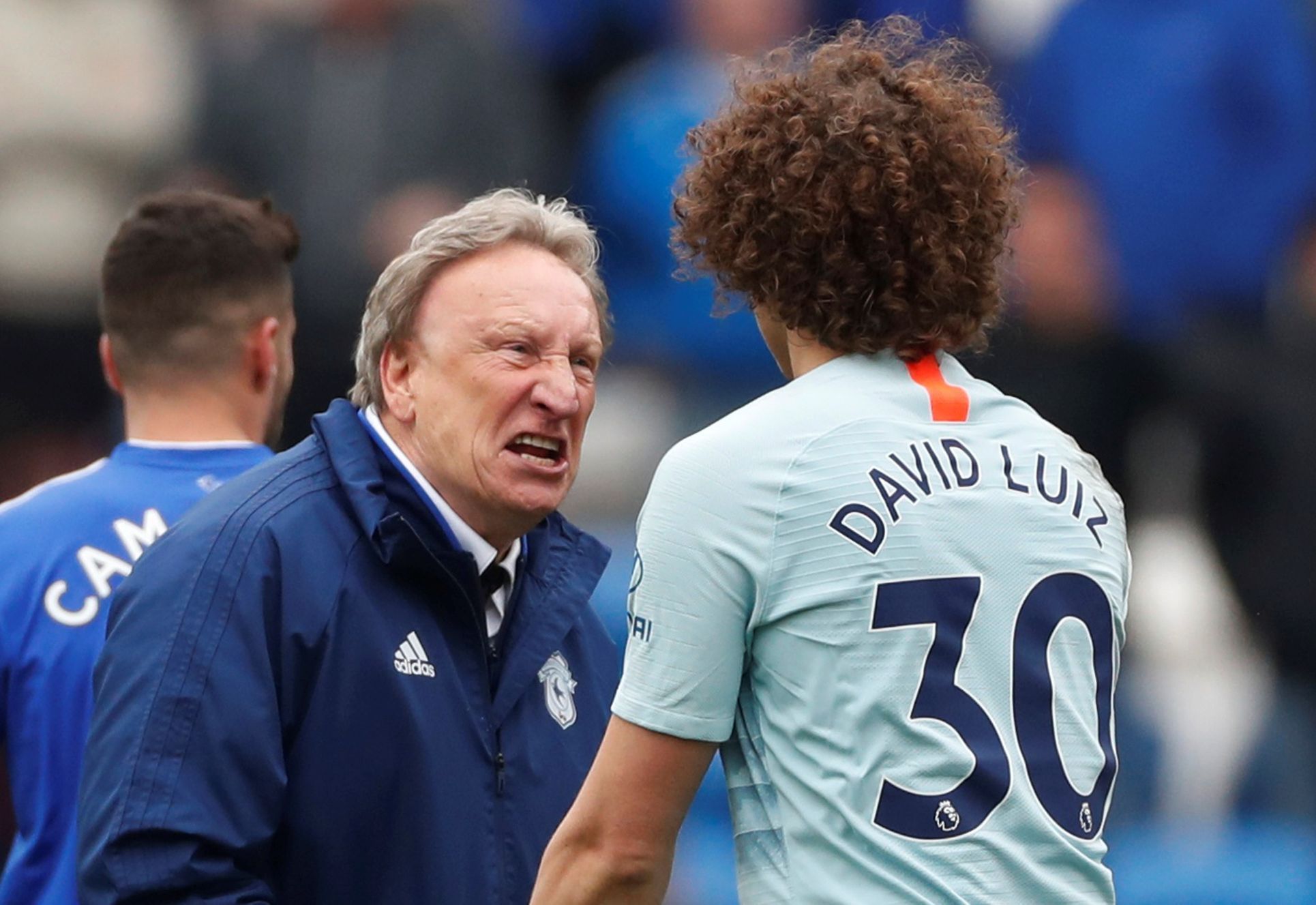 Manažer Cardiffu Neil Warnock a obránce Chelsea David Luiz