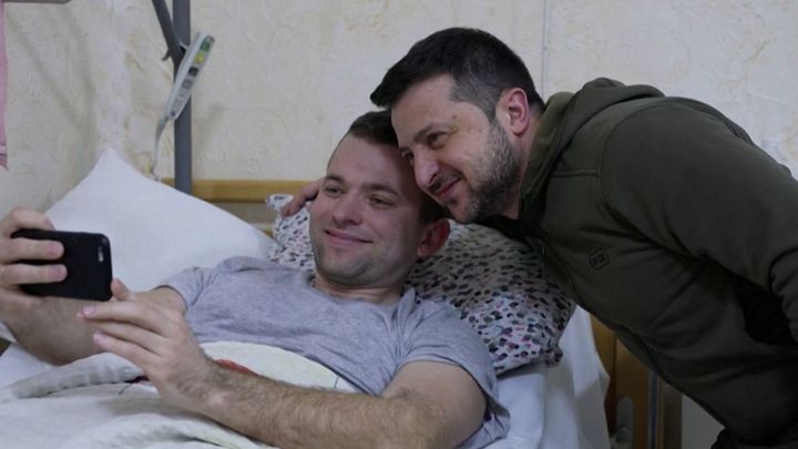 "Jak se máte, chlapi?" Zelenskyj v nemocnici překvapil zraněné vojáky; Zdroj foto: Reuters