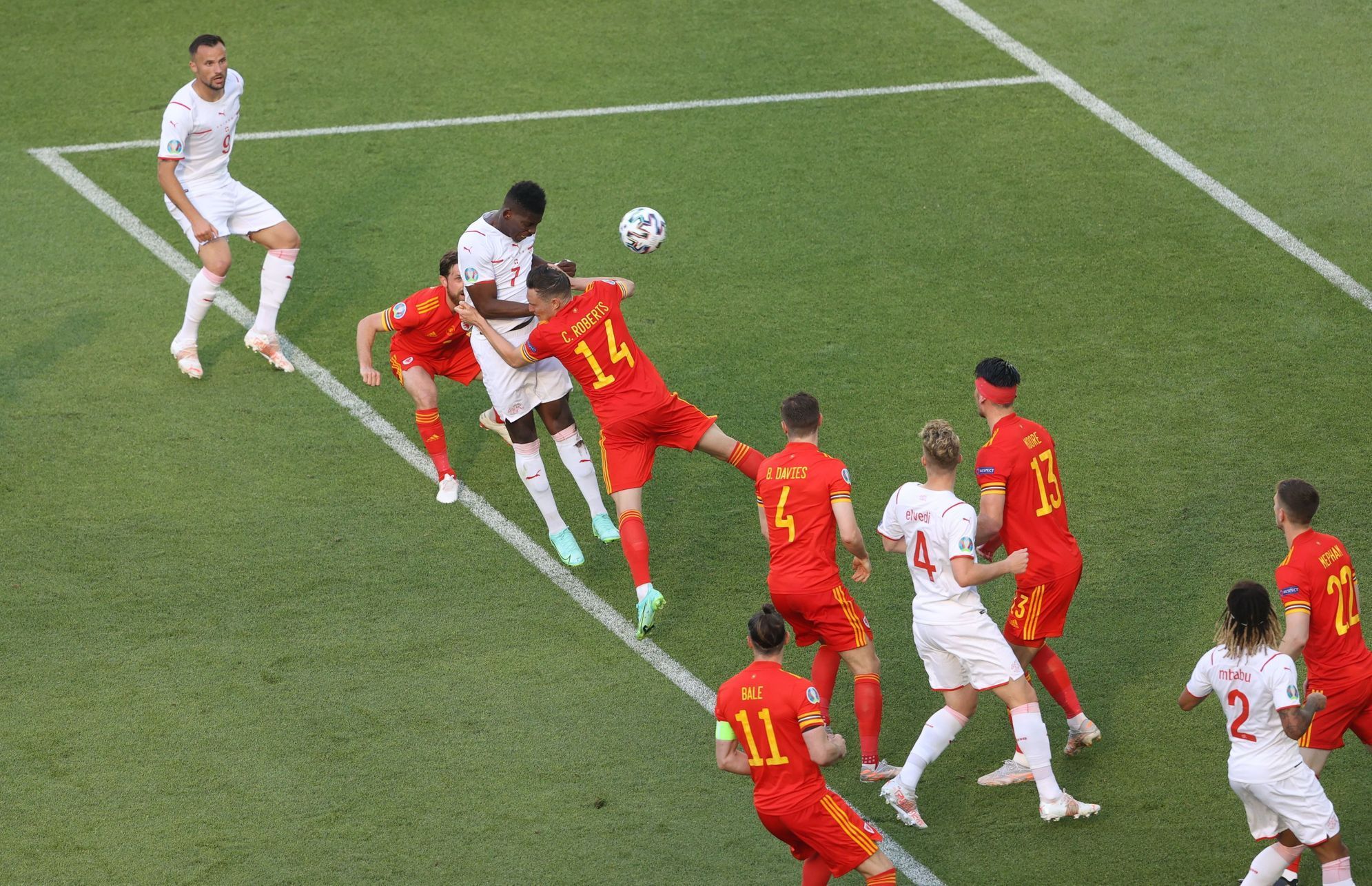 Breel Embolo dává gól na 1:0 v zápase Švýcarsko - Wales na ME 2020
