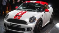 Mini Coupé ve verzi JCW, tedy té nejrychlejší. Je to stěží uvěřitelné, ale Mini už dělá šest modelových řad