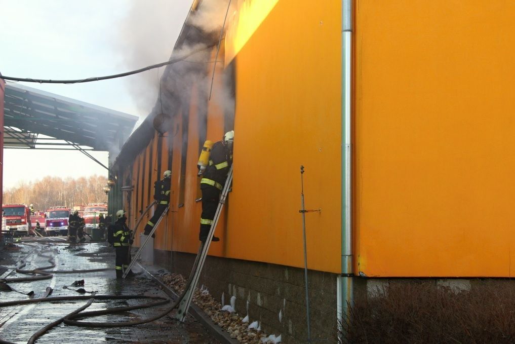 požár továrny v Turnově