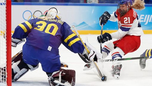 České hokejistky v zápase se Švédskem na olympiádě v Pekingu 2022 (Tereza Vanišová střílí první gól zápasu)