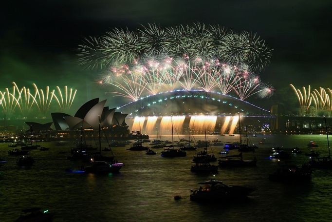 Oblohu nad přístavem v Sydney rozzářily ohňostroje, na které pyrotechnici spotřebovali šest tun materiálu. Show byla i s dvanáctiminutovým hudebním doprovodem.