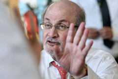 Nezdolný spisovatel. Mírovou cenu německých knihkupců získá Salman Rushdie