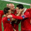 Portugalský fotbalista Cristiano Ronaldo slaví se spoluhráči gól v nizozemské bráně v utkání skupiny B na Euru 2012