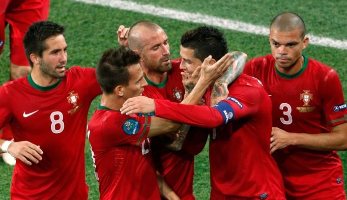 Portugalský fotbalista Cristiano Ronaldo slaví se spoluhráči gól v nizozemské bráně v utkání skupiny B na Euru 2012.