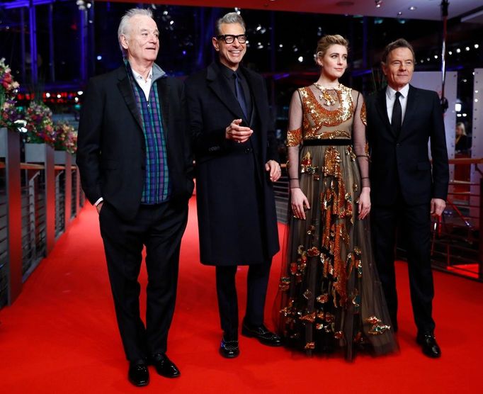 Herci Bill Murray, Jeff Goldblum, Greta Gerwig a Bryan Craston před slavnostním promítáním snímku Psí ostrov, který přehlídku zahájil.