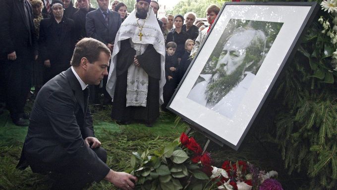 Ruský prezident Dmitrij Medveděv pokládá kytici rudých růží na hrob Alexandra Solženicyna, kam byl slavný spisovatel právě pochován