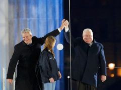 Lech Wałęsa s Joachimem Gauckem při oslavách pádu Berlínské zdi.