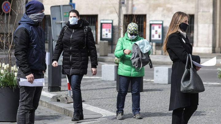 Česko je v podílu nakažených 16. v EU. Polsko i Maďarsko jsou na tom výrazně lépe