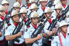 Po slavném pařížském bulváru Champs-Élysées prošlo a projelo na sedm tisíc zástupců armády a bezpečnostních sborů.