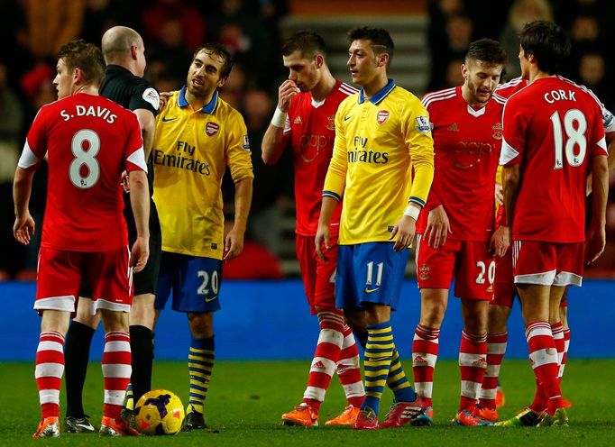 Flamini z Arsenalu vidí proti Southamptonu červenou kartu.