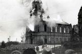Osmiboká věž liberecké synagogy doutnala ještě dlouho poté, co byl v noci vevnitř založen požár. Nacisté v první řadě, vyděšení obyvatelé vpovzdálí.
