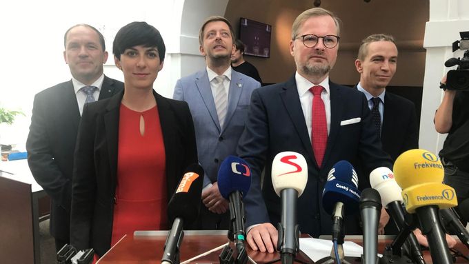 Zástupci politických stran po jednání ve sněmovně, kdy poslali společnou výzvu prezidentovi Miloši Zemanovi a premiérovi Andreji Babišovi