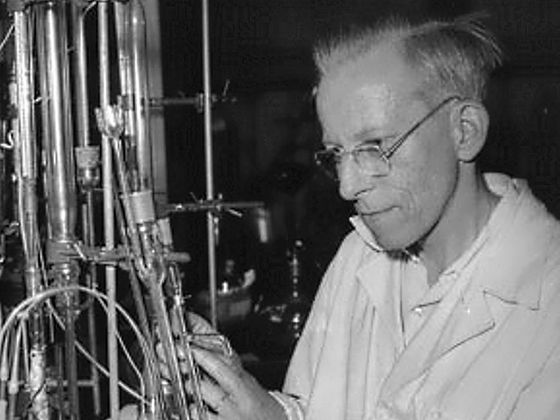 Otto Wichterle bádá v laboratoři v Ústavu makromolekulární chemie.
