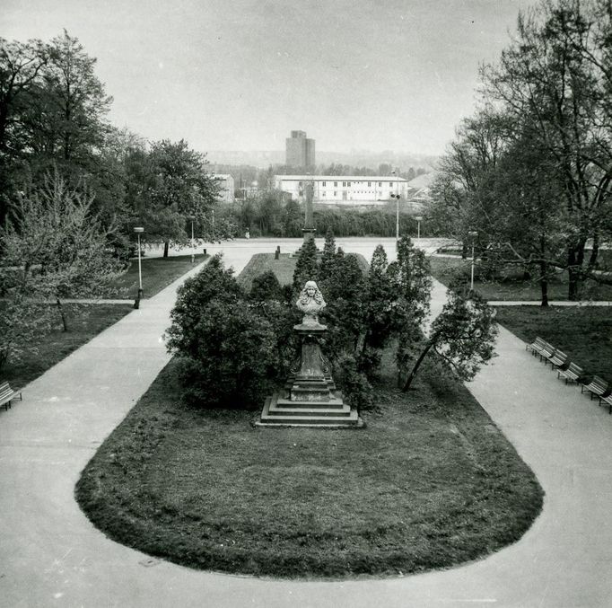 Pohled z Invalidovny na přilehlý park (80. léta)