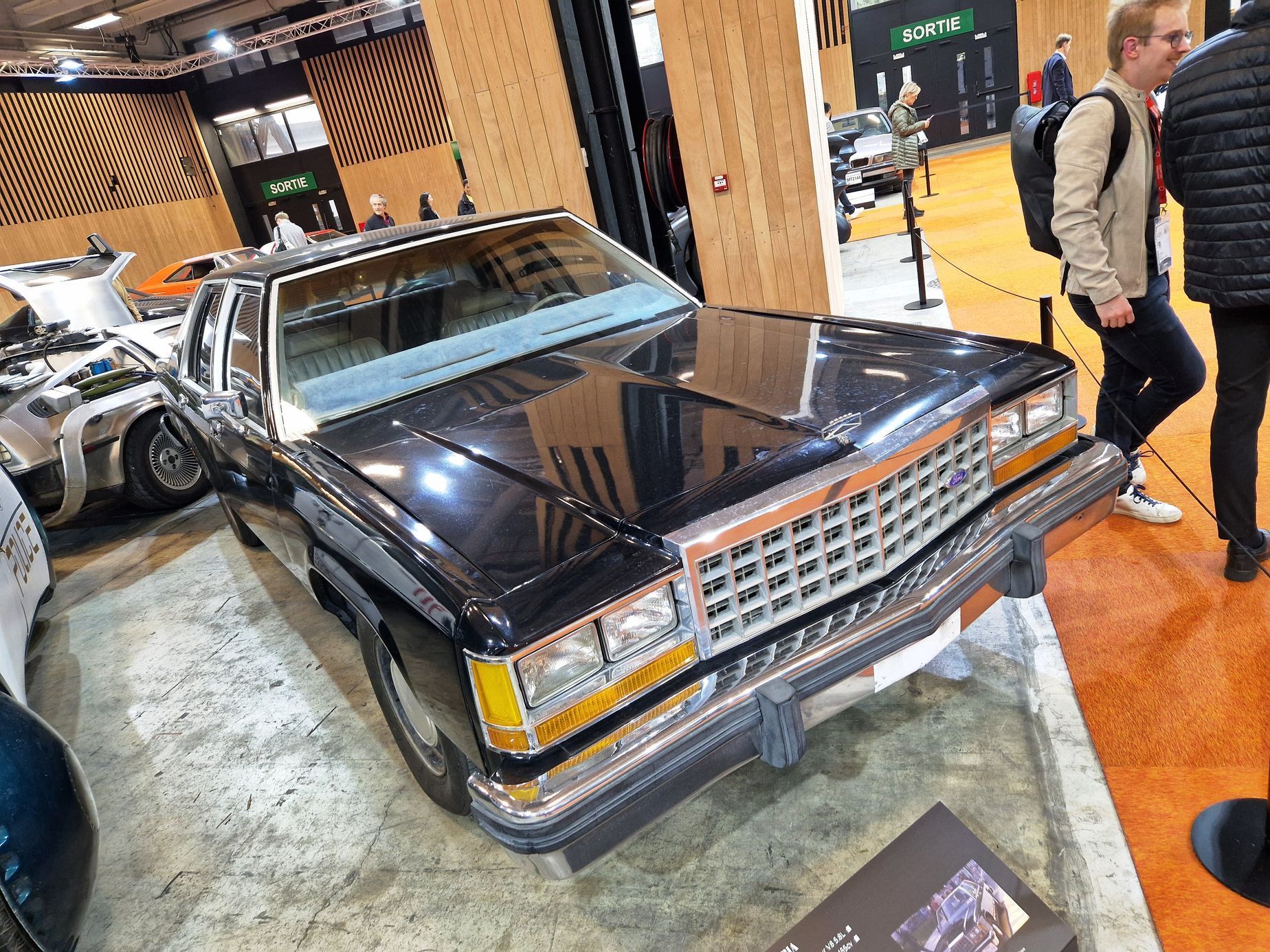 historická a filmová auta autosalon Paříž