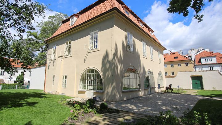 PEN klub se stěhuje do Werichovy vily. Oprašuje plány na stavbu nové Národní knihovny