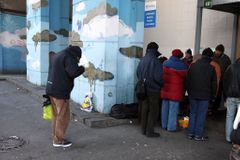 Češi během zimy nakoupili už 12 tisíc nocleženek pro lidi bez domova. Ochota pomoci v mrazech sílí