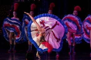 Sexistické kostýmy i vášnivý kankán. Nesmrtelný kabaret Moulin Rouge slaví 130 let