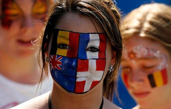 Jedna z přihlížejících fandí v Melbourne Belgii, Francii, Austrálii i Švýcarsku