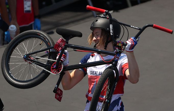 Při premiéře disciplíny BMX freestyle po pěti kruhy slaví mezi ženami zlato Britka Charlotte Worthington.