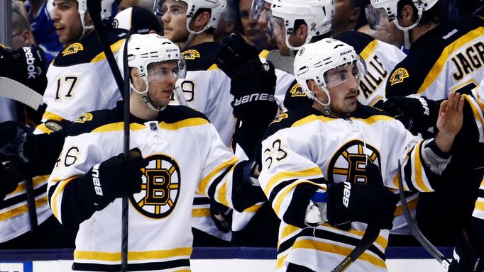 David Krejčí (vlevo) a Brad Marchand se radují z gólu Bostonu.