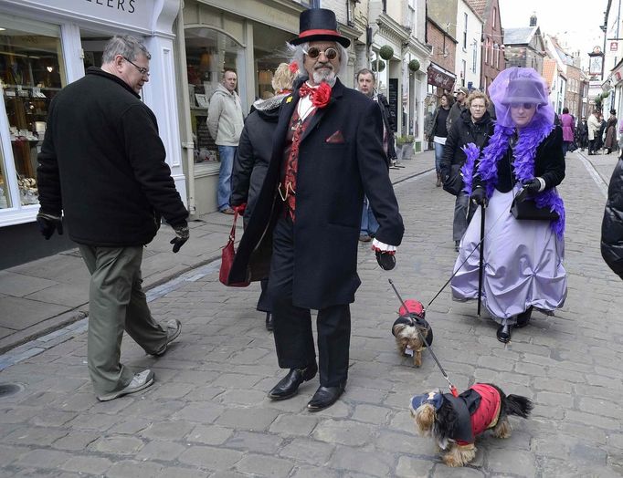 Goths pose for photographs during the Goth festival in Whitby, northern England April 28, 2013. The Goth culture emerged from the Punk scene in the 1980's, developing its own music and fashion styles. The festival in Whitby is now in it's 19th year and attracts around ten thousand people over the weekend. REUTERS/Nigel Roddis (BRITAIN - Tags: ENTERTAINMENT SOCIETY) Published: Dub. 28, 2013, 3:33 odp.