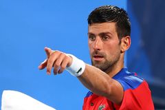 Djokovič čeká v hotelu hrůzy. Zachází s ním jako s kriminálníkem, tvrdí jeho otec