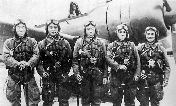 Na snímku: Pět japonských pilotů kamikadze před letounem, 8. listopadu 1944. Tošio Jošitake (zcela vpravo) byl jediný přeživší z této mise.