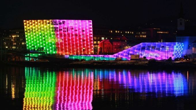 Nové Ars Electronica Center v Muzeu budousnocti u Dunaje v rakouském Linzi. Osvětluje ho 40 tisíc diodových světel.