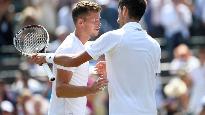 Adam Pavlásek a Novak Djokovič na Wimbledonu 2017