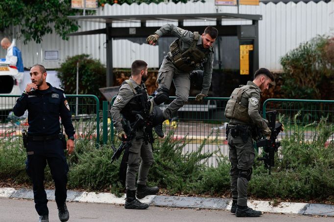 Izraelská policie ve městě Raanana na místě neštěstí, kde útočník najel autem do lidí.