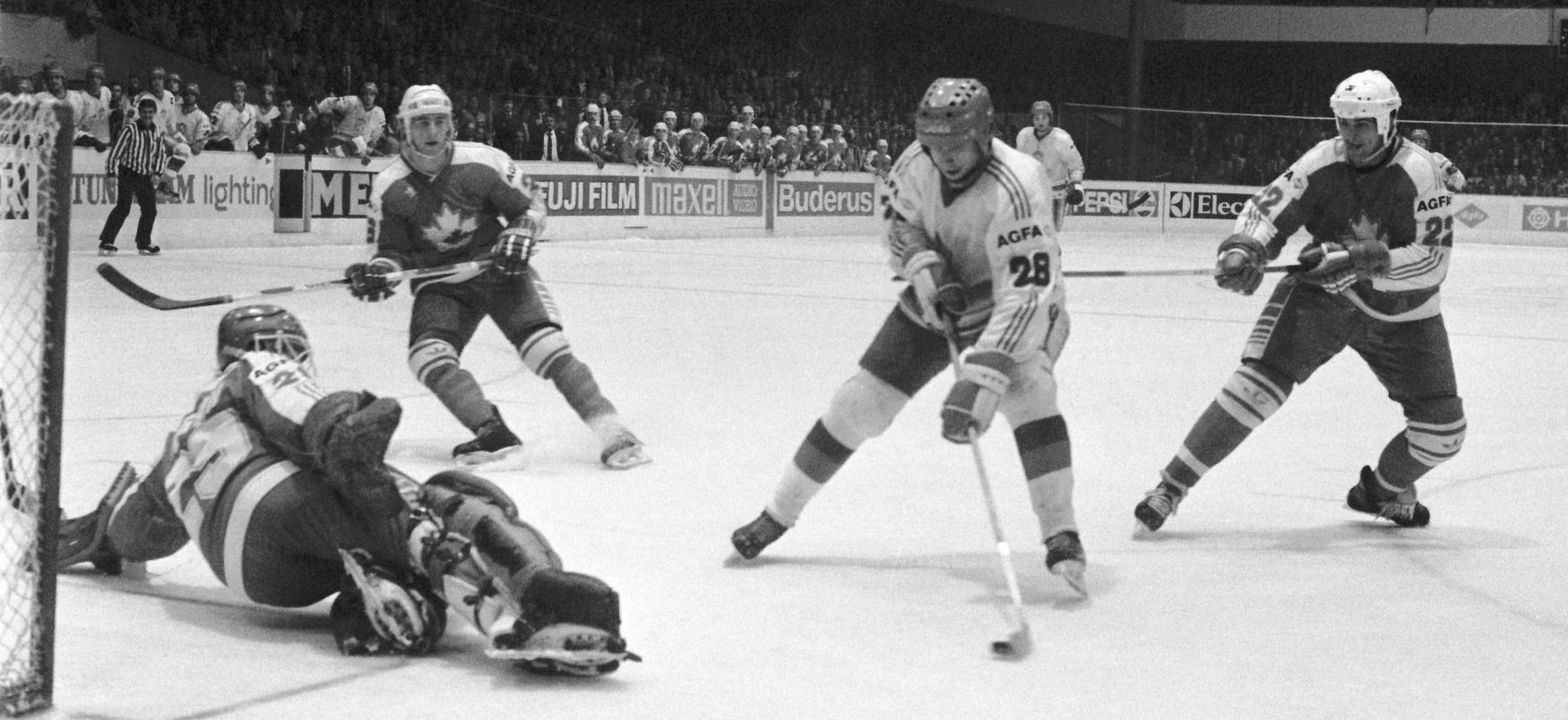 MS 1985 v hokeji v Praze: Jiří Šejba střílí svůj třetí gól v zápase proti Kanadě
