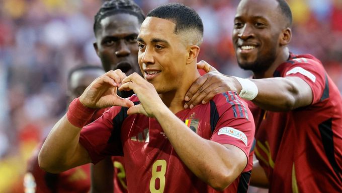 Belgičan Youri Tielemans slaví gól, kterým bleskově otevřel skóre utkání s Rumunskem