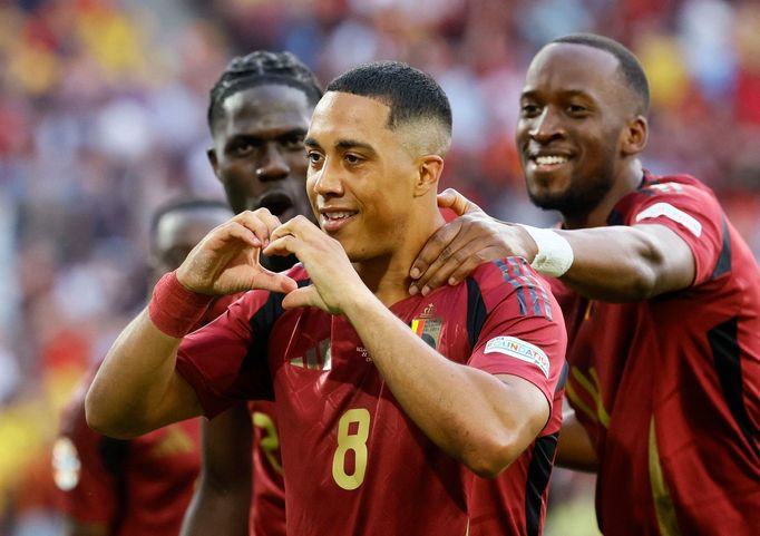 Belgičan Youri Tielemans slaví gól, kterým bleskově otevřel skóre utkání s Rumunskem