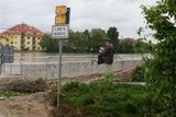 Lidé chodí na nábřeží v Uherském Hradišti a fotí si rozbouřenou řeku