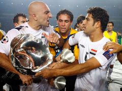 Hráči irácké reprezentace s pohárem pro vítěze.