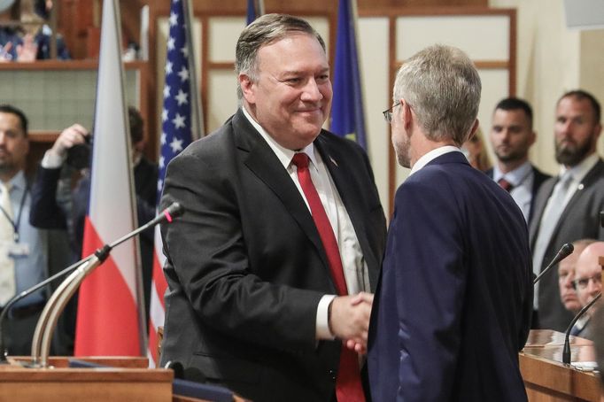 Mike Pompeo při návštěvě a projevu v českém Senátu.