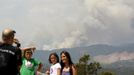 Michael and Isabella (C) Smaldino pose with Rinata Dominguez (R) as the city of Colorado Springs (backgound), Colorado is seen in the path of the Waldo Canyon wildfire burning in the mountains west of the city, June 24, 2012. Firefighters in western U.S. states struggled to contain out-of-control wind-stoked wildfires across the U.S. west as summer temperatures mounted, and a fresh blaze consumed more homes in Colorado. The Smaldino children's parents were fighting the fire. REUTERS/Rick Wilking (UNITED STATES - Tags: DISASTER ENVIRONMENT) Published: Čer. 24, 2012, 5:50 odp.