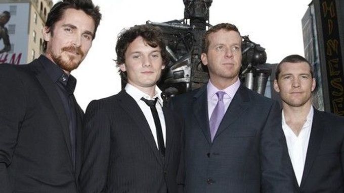 Zleva Christian Bale, Anton Yelchin, McG a Sam Worthington při čtvrteční americké premiéře filmu Terminator Salvation
