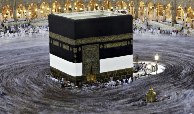 Muslim pilgrims circle the Kaaba and pray at the Grand mosque during the annual haj pilgrimage in the holy city of Mecca October 23, 2012, ahead of Eid al-Adha which marks the end of haj. On October 25, the day of Arafat, millions of Muslim pilgrims will stand in prayer on Mount Arafat near Mecca at the peak of the annual pilgrimage. REUTERS/Amr Abdallah Dalsh (SAUDI ARABIA - Tags: RELIGION TPX IMAGES OF THE DAY) Published: Říj. 24, 2012, 4:01 dop.