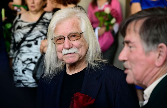 Rozloučení s hercem Jiřím Krampolem se konalo v pátek ve smuteční síni strašnického krematoria v Praze. Mezi smutečními hosty se objevil i básník Josef Fousek.