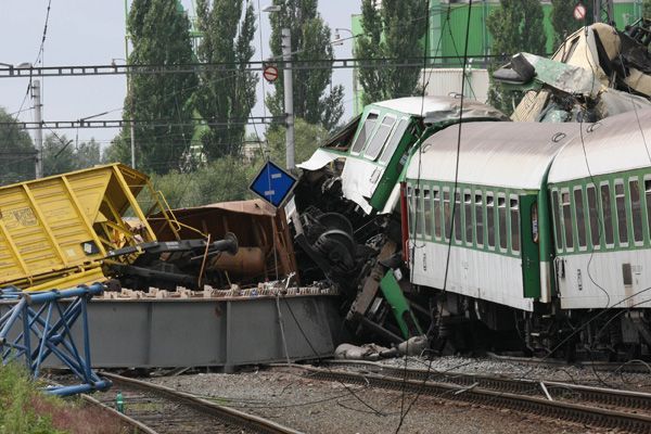 Expres narazil u Studénky do mostu