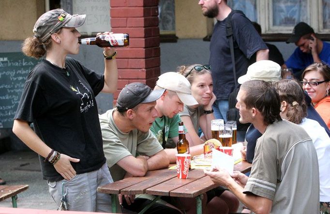 Za soundsystémem na opuštěném parkovišti stál jeden DJ, ostatní účastníci happeningu seděli naproti na zahrádce restaurace.