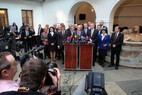 Obrazem: Koalice se drží za ruce. Prezident odpočívá