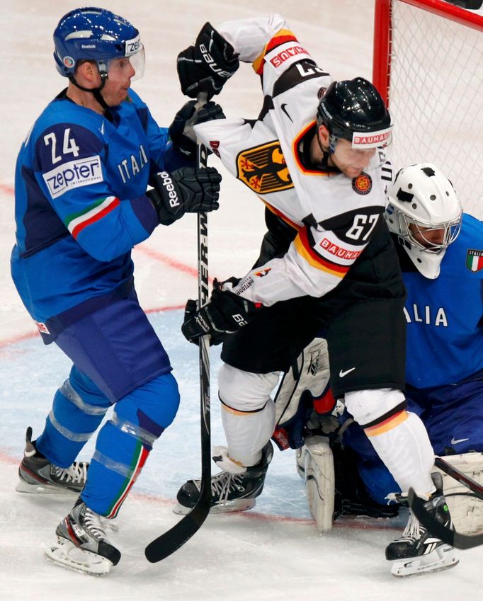 Sebastian Furchner a Trevor Johnson bojují o puk v utkání MS v hokeji 2012 Německo - Itálie.