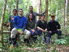 Čtyřčlenný tým biologů z Olomouce si na expedici do útrob pralesa najal dva místní průvodce, kteří se v oblasti dobře orientují.